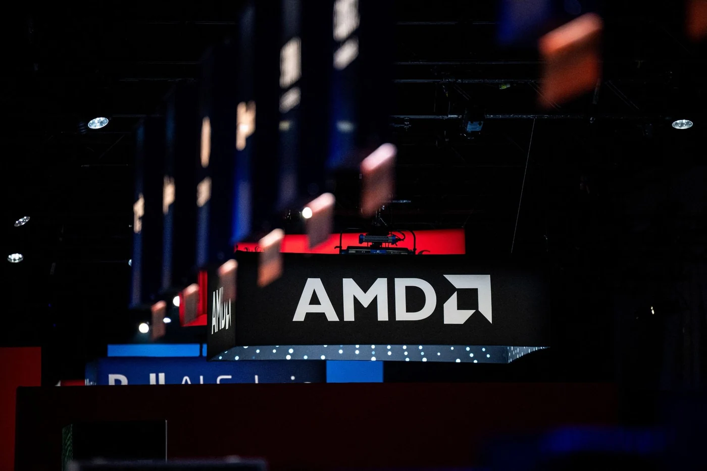 AMD تنضم لنادي التريليون دولار متفوقةً على إنتل