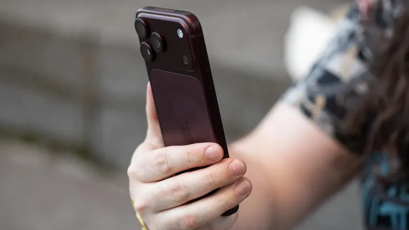 آبل تبتكر تقنية برمجية لتجاوز قيود شحن بطاريات iPhone 18 Pro Max