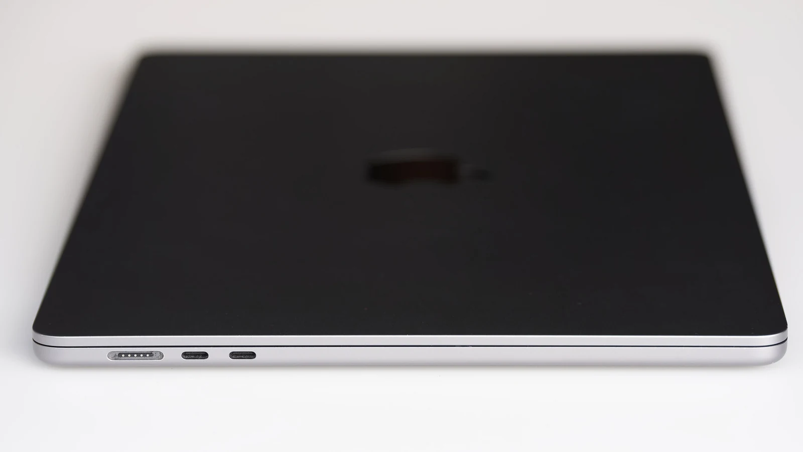فروق جوهرية بين منافذ Thunderbolt و USB-C في أجهزة ماك