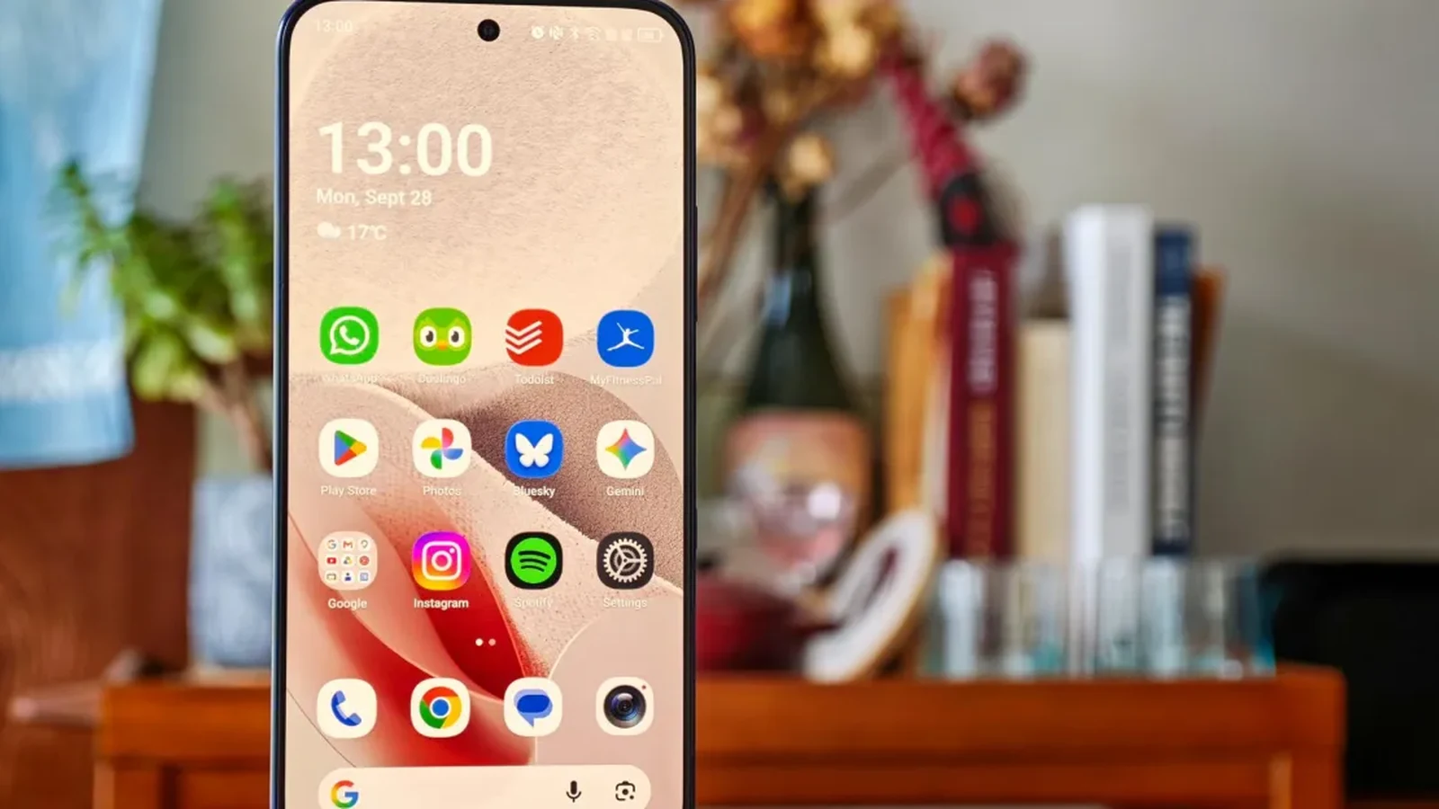 هاتف TCL بشاشة OLED مطفية يعزز الحماس لهاتف iPhone Duo