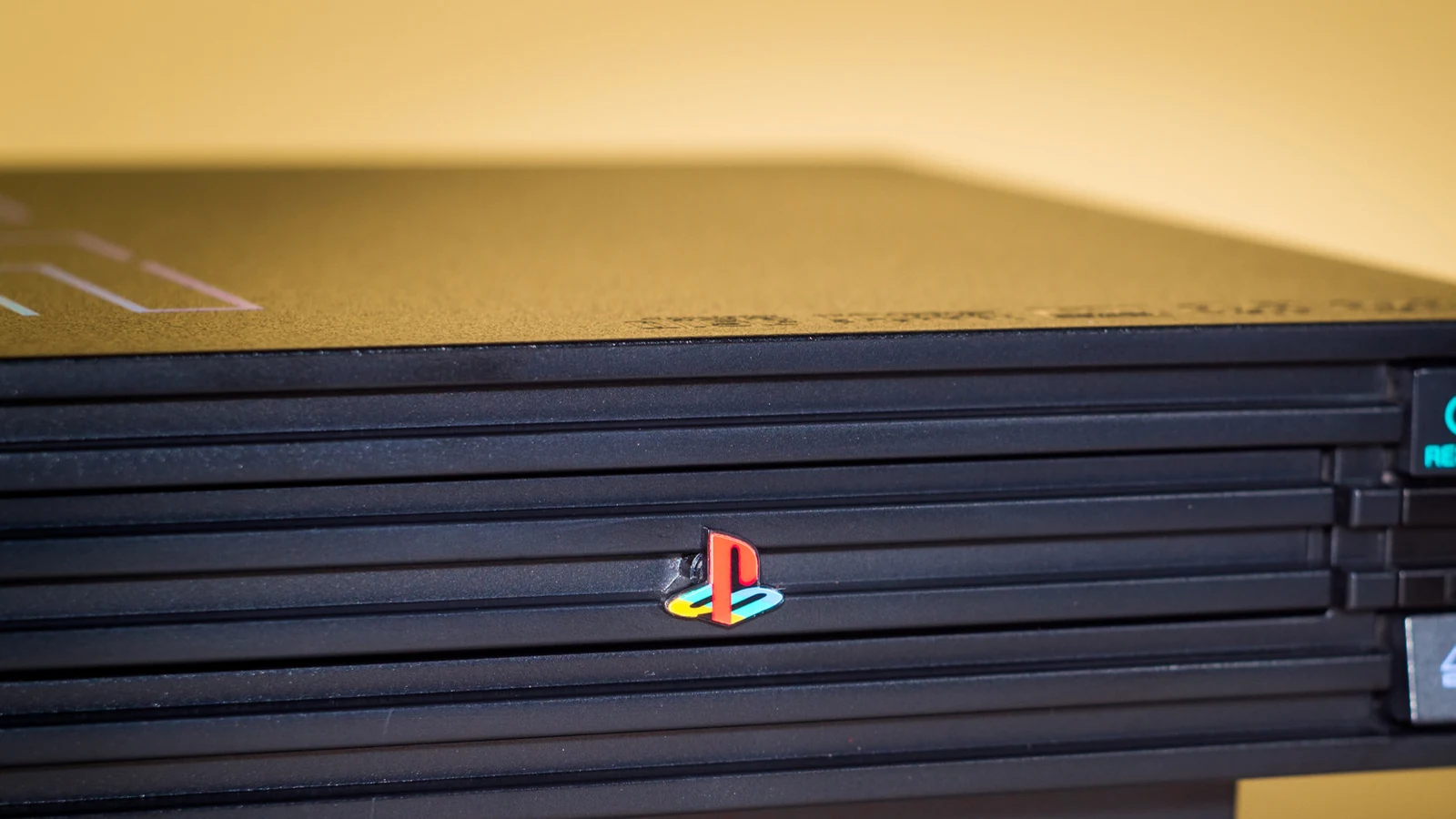 كسر تشفير شريحة PlayStation 2 الأصلية بعد 25 عاماً