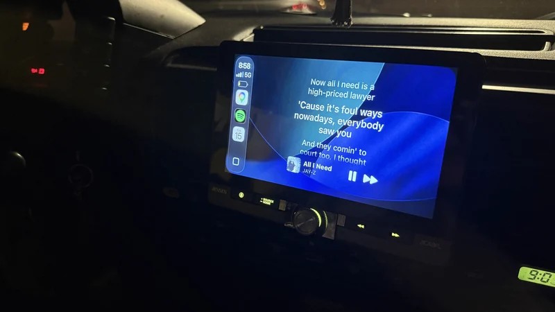 تطبيق مجهول يتيح عرض كلمات الأغاني على Apple CarPlay