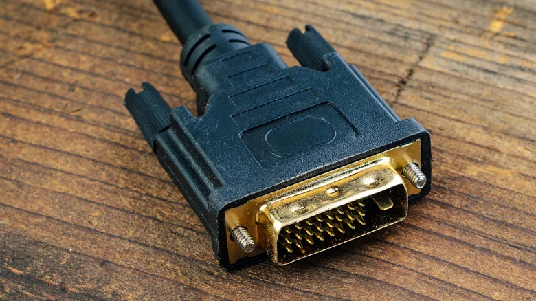 كيف يربط كابل DVI القديم شاشات التلفزيون الحديثة بسهولة؟